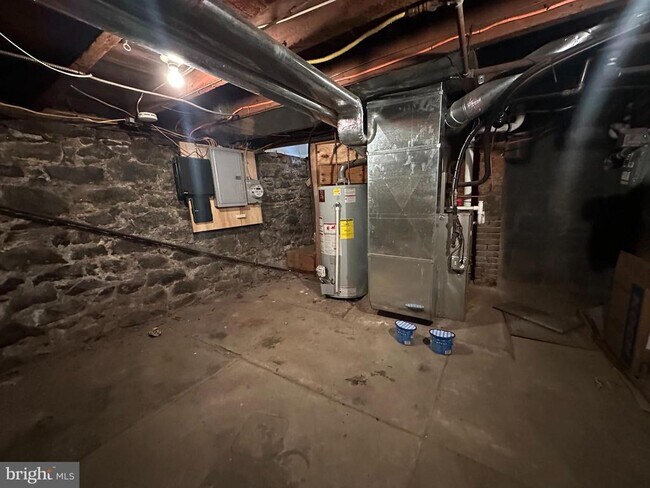 Building Photo - 2705 E Somerset St