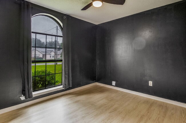 Building Photo - 2241 Prytania Cir