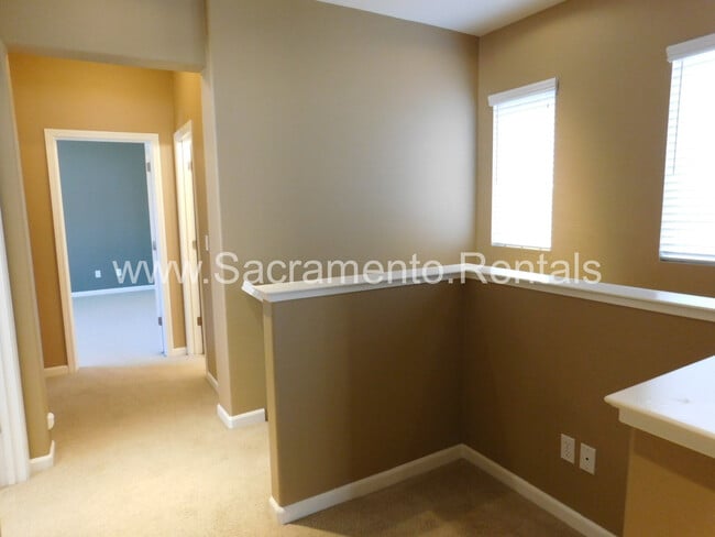 Building Photo - Wonderful 3 bd/2.5 ba Elk Grove Home with 2 Car Garage