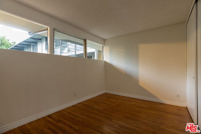 Building Photo - 11131 Rose Ave