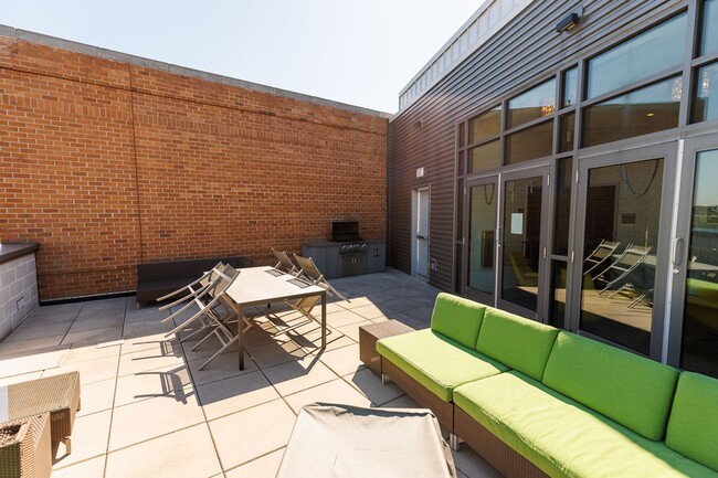 Building Photo - Spacious PENTHOUSE unit has it all! Light filled 1BR/1BA + DEN condo