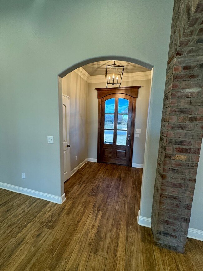 Building Photo - Gated Community close to Barksdale Air Force Base...