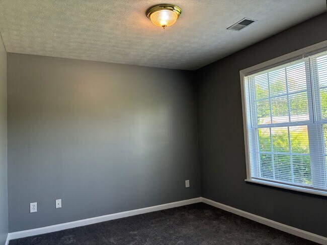 Building Photo - 102 Sparrow Ct