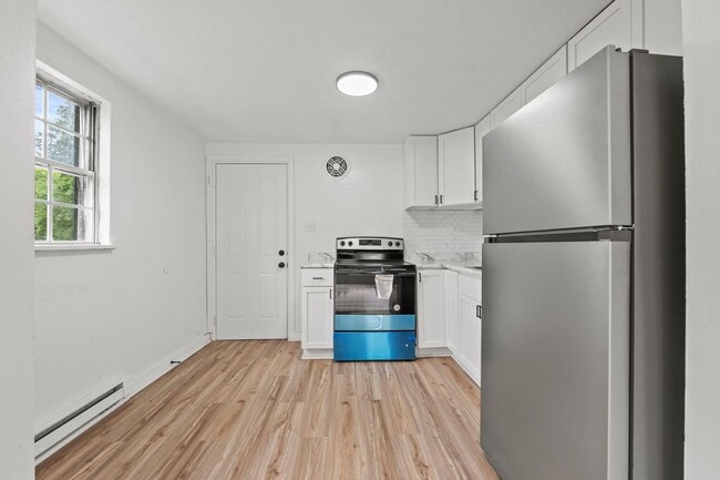 Building Photo - 2 BEDROOM HOME!