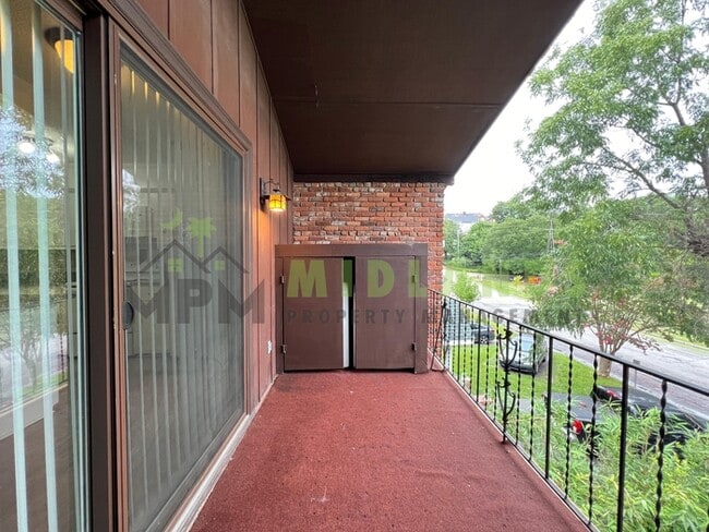 Building Photo - 623 Henderson St