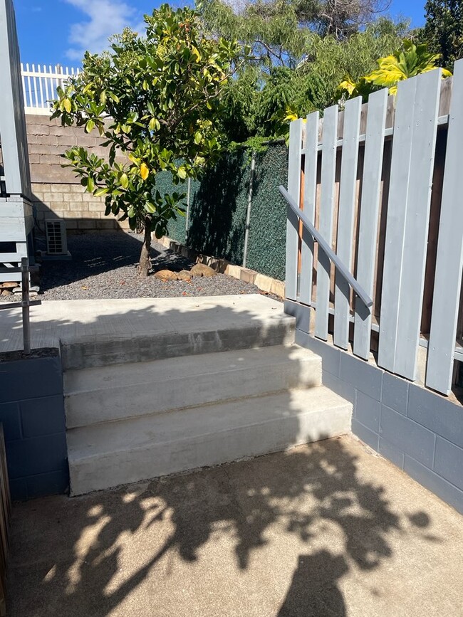 exterior steps leading to cottage - 30 Ololi Pl