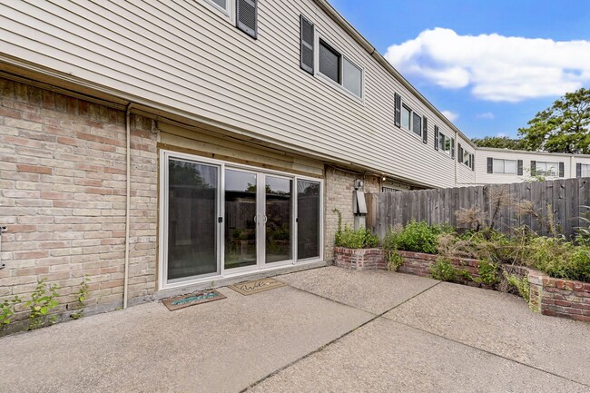 Building Photo - 13194 Trail Hollow Dr