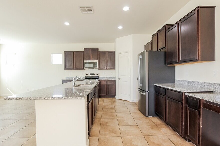 Building Photo - 5521 E Jaeger St