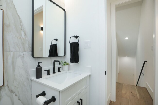 Building Photo - For Lease | 3 Bed, 3.5 Bath | 2,610 Sq Ft | Westheimer Estates |