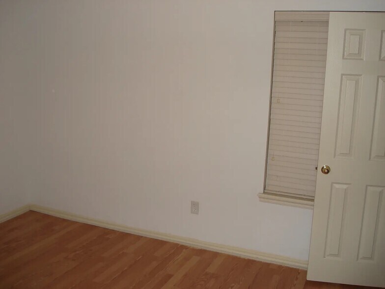 Building Photo - 413 Pinehurst drive