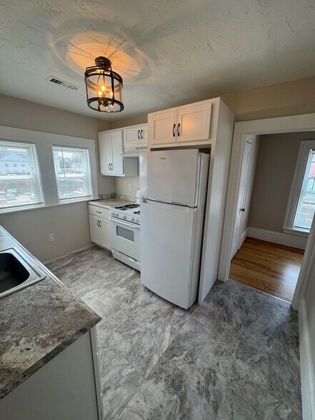 Building Photo - 17 Whitman Ave