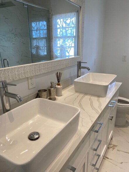 Building Photo - 1110 W Muirlands Dr