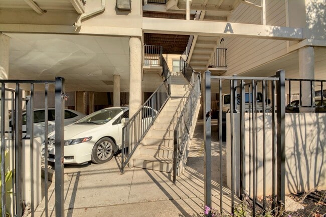 Building Photo - West Campus Gem!!!