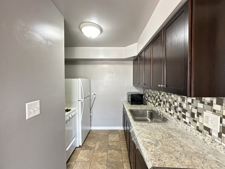 Building Photo - 9610 Ivanhoe Ave