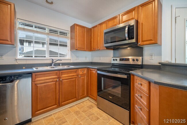 Building Photo - $3500 l 3 Bed / 2 Bath / 2 Parking IN SEA COUNTRY W 12 SOLAR PANELS