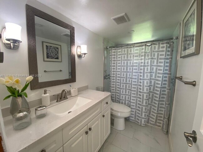 Building Photo - 16059 Wiltshire Dr E