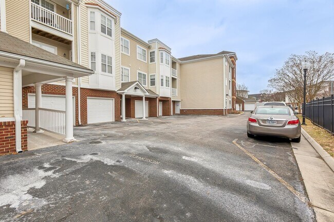 Building Photo - Riverside  Condo-RARE-Ready Now