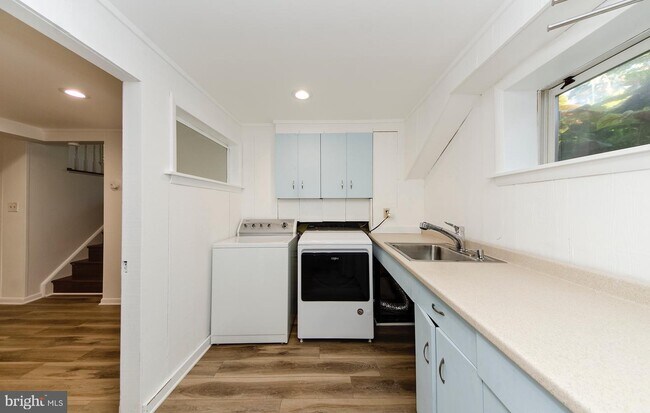 Building Photo - 628 Tazewell Rd NW