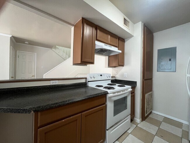Building Photo - Two Story South Side Townhome