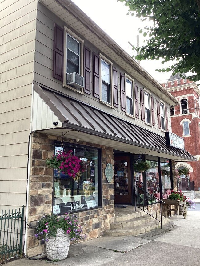 Primary Photo - 131 E Main St