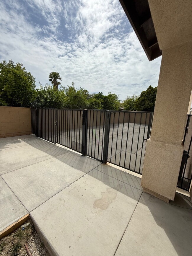 Building Photo - New Gas Range & Refrigerator.  Spacious rooms, private yard and RV parking.  Must see - Won't las...