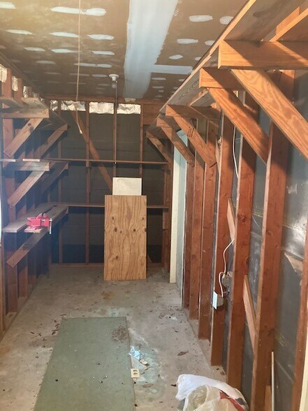 Building Photo - 151 Country Club Dr