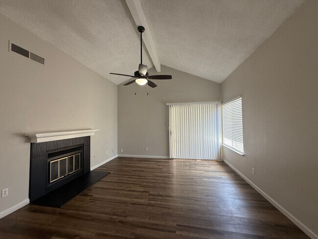 Building Photo - Must see! 2-bedroom, 2-bathroom single-sto...