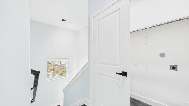 Building Photo - 3411 Daphne St