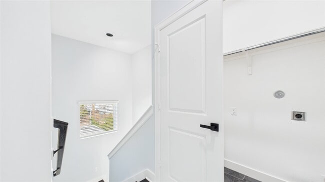 Building Photo - 3413 Daphne St