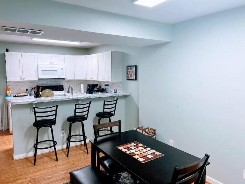 Building Photo - 1059 W Barre St