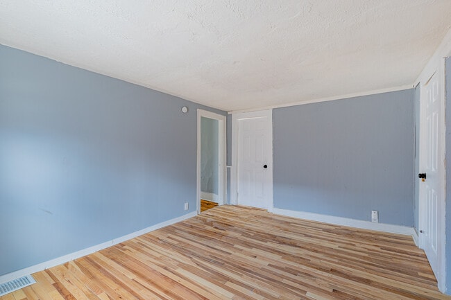 Building Photo - 383 Champlain St