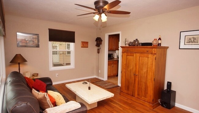 Building Photo - 2 BEDROOM | 1 BATH | WEST SIDE HOME | SING...