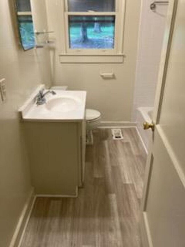 Building Photo - 2 Bedroom House