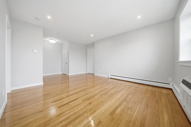 Building Photo - 11 Schubert St