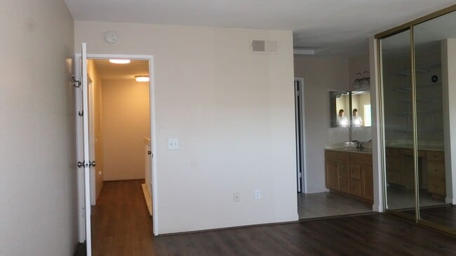 Building Photo - Beautiful 3 bedrooms corner unit condo located in Poway.