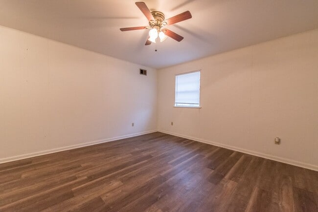 Building Photo - 2 Bedroom 1 Bathroom Home With Carport.