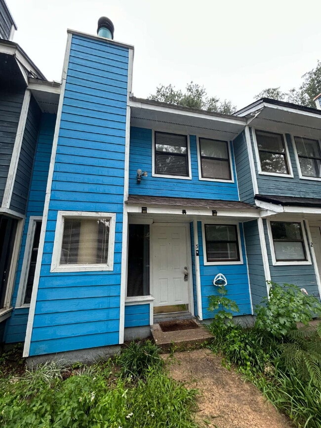 Building Photo - Spacious 2 bedroom townhouse with an additional loft located near TCC!