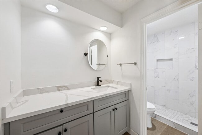 Building Photo - 927 Memorial Village Dr