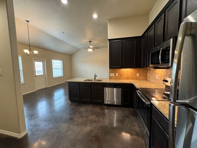 Building Photo - Beautiful 3x2 Duplex in New Braunfels, TX!
