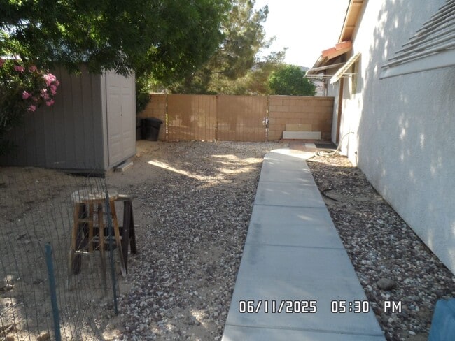 Building Photo - 3 Bedrooms, Den, 2 Bathrooms, 3 Car Garage...