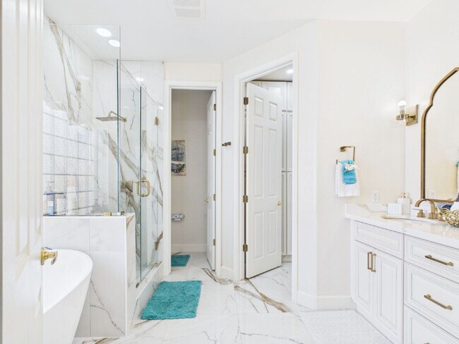 Building Photo - Luxury Awaits with Designer Details