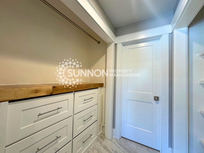 Building Photo - Modern 3-Story Townhome in the Heart of Plaza-Midwood - Walk to Everyt