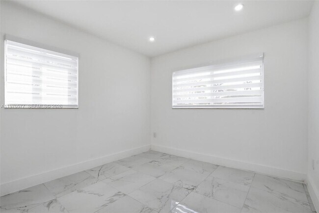 Building Photo - 5521 SW 104th Ave