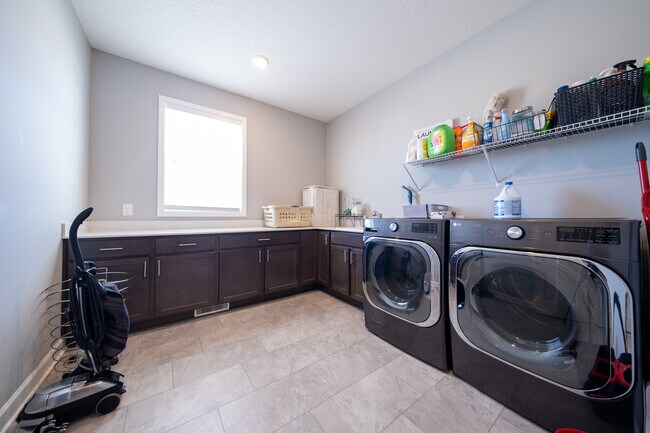 Building Photo - 6668 Coach House Ln