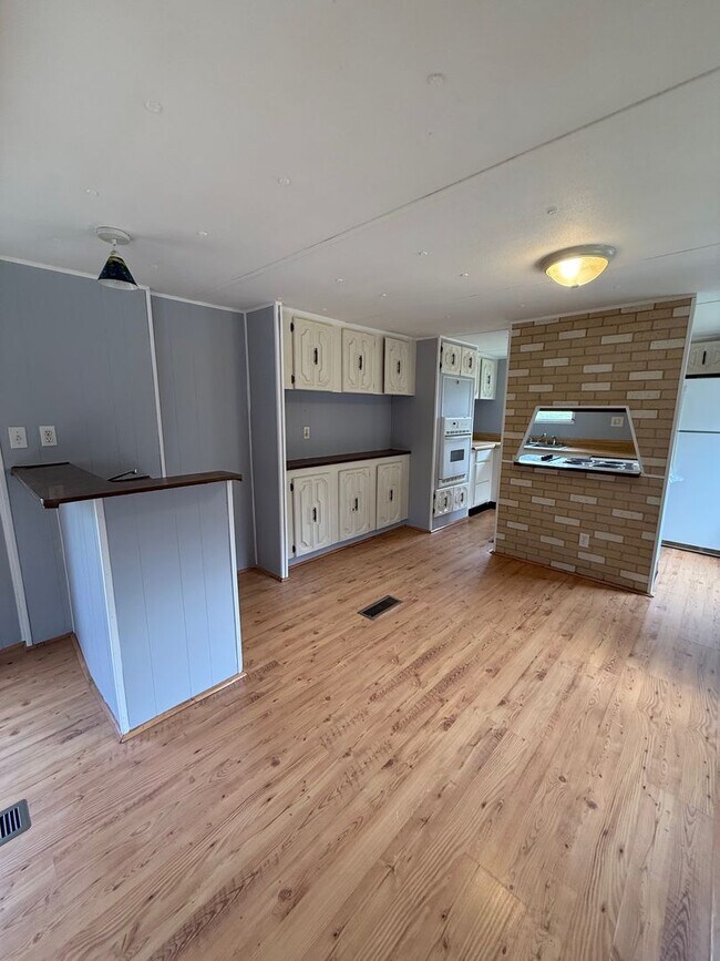 Building Photo - 2 Bedroom / 1 Bath Manufactured Home Kingsport TN