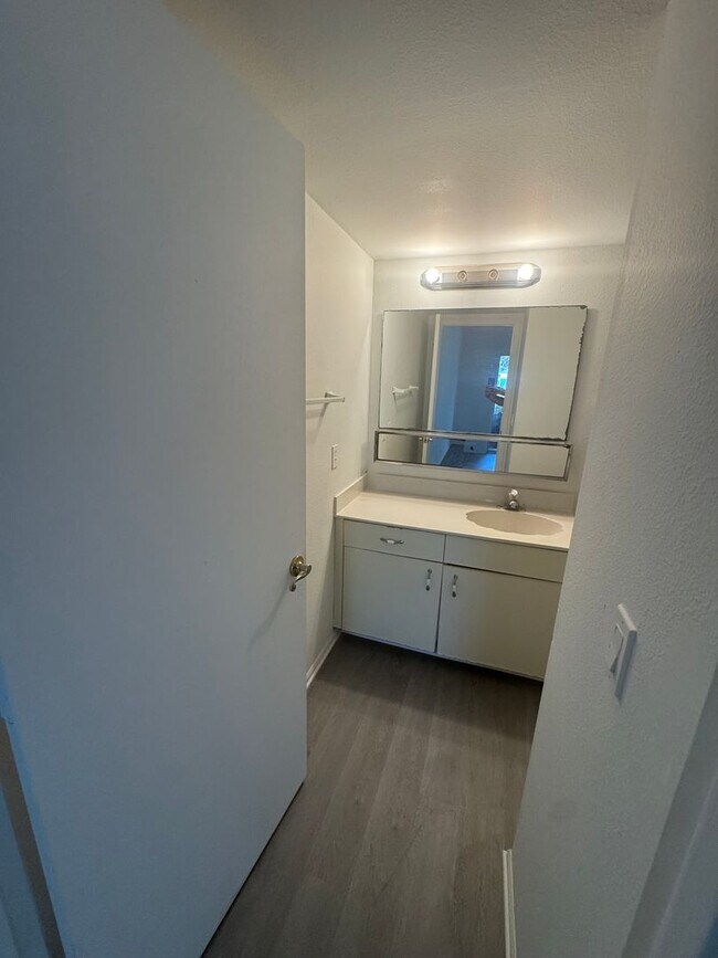 Building Photo - 2BR/2BA Downstairs Condo in Country Club V...