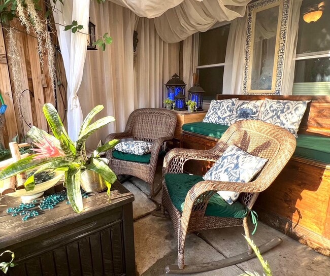 Building Photo - 721 12th St SE