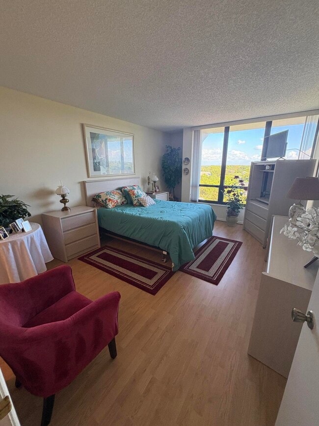 Building Photo - 6895 Willow Wood Dr