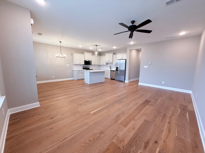 Building Photo - 731 Bolivar Dr