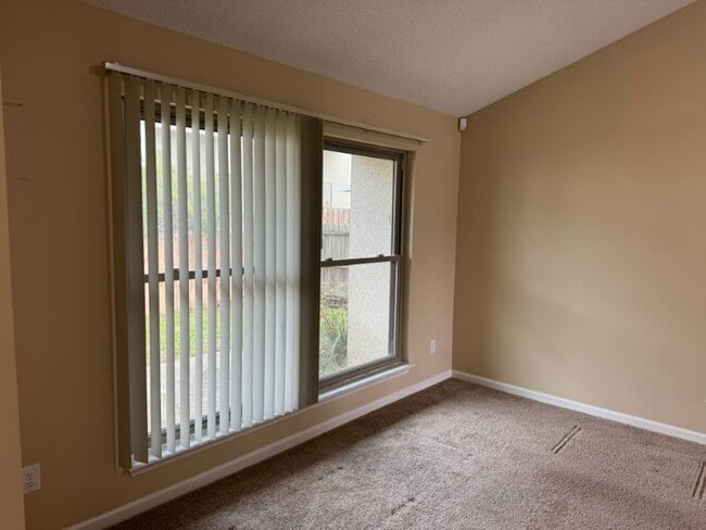 Building Photo - Home For Rent